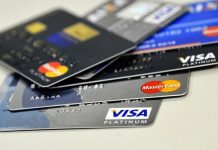 Cliente utiliza cartão de crédito premium durante pagamento em estabelecimento comercial