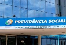 Aposentado consulta informações sobre benefícios do INSS pelo celular