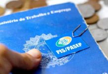 Aplicativo FGTS aberto em celular durante consulta de valores esquecidos do antigo fundo PIS/Pasep