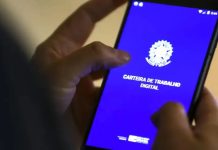 Carteira de Trabalho Digital aberta em celular durante consulta ao abono salarial