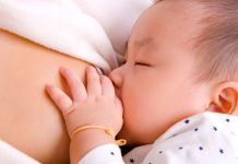 Amamentação pode reduzir o risco de TDAH em crianças, aponta novo estudo Mãe amamenta bebê nos primeiros meses de vida em ambiente doméstico