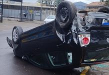 Carro capota e causa bloqueio em avenida de Canoas Carro capota e causa bloqueio em avenida de Canoas