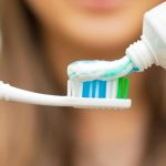 Tem essa escova de dentes em casa? Anvisa manda recolher produto da Colgate por "origem desconhecida" e emite alerta aos consumidores sobre quem estiver usando