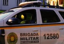 Criminosos invadem revenda de veículos e matam três homens em ataque a tiros Criminosos invadiram uma revenda de veículos em Taquara, mataram três homens e deixaram um ferido. Polícia Civil e Brigada Militar realizam buscas pelos suspeitos.