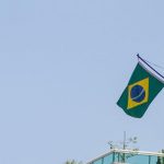 Moradores podem ser multados por exibir bandeira do Brasil na sacada? Caso em condomínio gera debate e levanta dúvidas Caso envolvendo bandeira do Brasil em varanda reacendeu debate sobre regras de condomínios e preservação de fachadas.