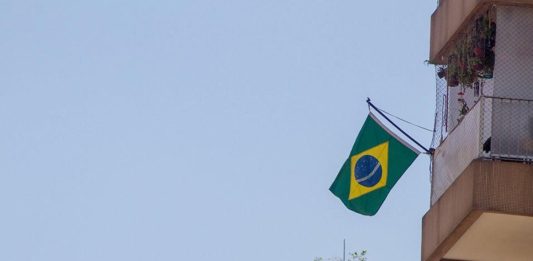 Caso envolvendo bandeira do Brasil em varanda reacendeu debate sobre regras de condomínios e preservação de fachadas.