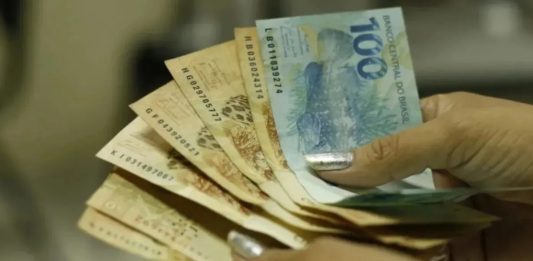 Governo avalia regras que podem permitir a manutenção temporária de benefícios mesmo após contratação com carteira assinada.