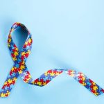 Benefícios para pessoas com autismo incluem auxílio financeiro, atendimento prioritário e direitos previdenciários