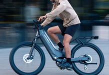 Adolescente utiliza bicicleta elétrica em área urbana enquanto novas regras para circulação são discutidas no Brasil