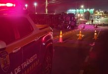 Caminhão carregado de sulfato de amônia tomba e espalha carga em avenida de Canoas caminhão canoas