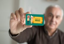 Brasileiros acima de 60 anos podem ter acesso a cartão que reúne benefícios, descontos e gratuidades garantidos por lei.