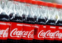 Supermercados retiram garrafas da Coca-Cola das prateleiras após atitude inesperada de clientes Supermercados retiram garrafas da Coca-Cola das prateleiras após atitude inesperada de clientes