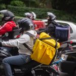 Nova linha de crédito para compra de motos pode beneficiar milhares de entregadores de aplicativos no Brasil.