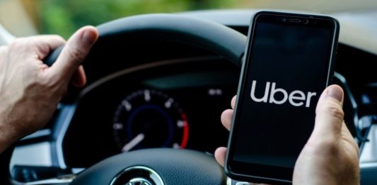 Demissões na Uber afetam área de recursos humanos e fazem parte de reestruturação global da empresa.