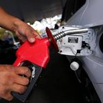 Motoristas acompanham expectativa de redução nos preços após anúncio de desconto nos combustíveis.