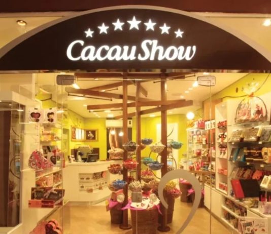 Funcionária é acusada de desviar R$ 240 mil e caso deixa franqueados de famosa rede de chocolates em situação crítica Franqueados relatam prejuízo de R$ 240 mil após suposto desvio financeiro realizado por ex-gerente de loja.