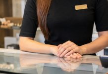 Justiça manda empresa indenizar vendedora acusada de fazer "macumba" para atrair clientes