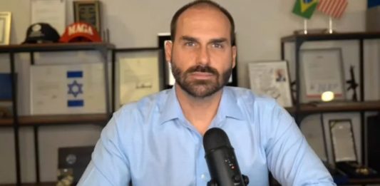 Eduardo Bolsonaro propõe substituir Pix por mesmo sistema de pagamentos usado nos Estados Unidos