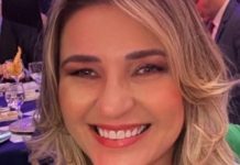 Imagem de estúdio de televisão com cenário esportivo do Globo Esporte durante gravação de programa