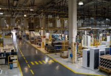 Fechamento de fábrica anunciado por multinacional resultará na demissão de aproximadamente 1.700 trabalhadores.