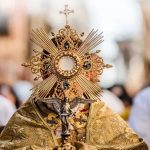 Trabalhou no Corpus Christi? Saiba quem tem direito a folga, pagamento em dobro e o que muda no feriado de hoje