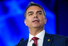 “Ninguém tem o direito de acabar com esse programa”: Flávio Bolsonaro declara apoio ao Bolsa Família e propõe mudança que pode beneficiar milhões de brasileiros "Ninguém tem o direito de acabar com esse programa": Flávio Bolsonaro declara apoio ao Bolsa Família e propõe mudança que pode beneficiar milhões de brasileiros