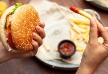 Fachada de unidade de rede de lanchonetes fast food em área urbana durante horário de funcionamento