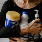 Especialistas alertam que misturar água sanitária e ácido muriático pode liberar gases tóxicos e provocar intoxicação grave.