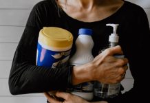 Mistura usada por muitas pessoas na limpeza quase termina em tragédia; mulher é internada após combinar dois produtos Especialistas alertam que misturar água sanitária e ácido muriático pode liberar gases tóxicos e provocar intoxicação grave.