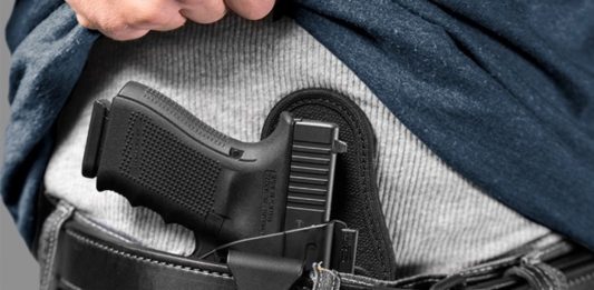 Porte de arma segue restrito no Brasil e depende de autorização da Polícia Federal e cumprimento de exigências legais.