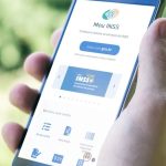 Aposentado consulta informações sobre benefício do INSS pelo aplicativo Meu INSS