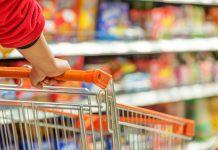 Gigante dos supermercados recebe autuação bilionária da Receita Federal e acende alerta no mercado