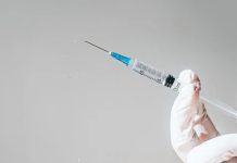 Ministério da Saúde suspendeu temporariamente a aplicação da vacina contra dengue do Instituto Butantan enquanto investiga eventos adversos registrados após a vacinação.