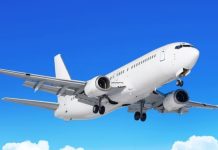 Passageiro apresenta documento de identificação durante o embarque em aeroporto