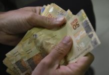 Aposentados e pensionistas começam a receber ressarcimento de descontos indevidos nos benefícios do INSS.
