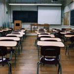 Professora em sala de aula durante atividade com alunos da rede pública