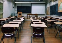 Professora em sala de aula durante atividade com alunos da rede pública