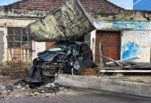 Carro que invadiu casa e derrubou poste em Canoas estava a 140km/h acidente canoas