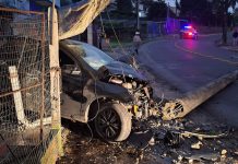 Carro arranca poste, invade residência e bloqueia avenida em Canoas acidente trânsito canoas