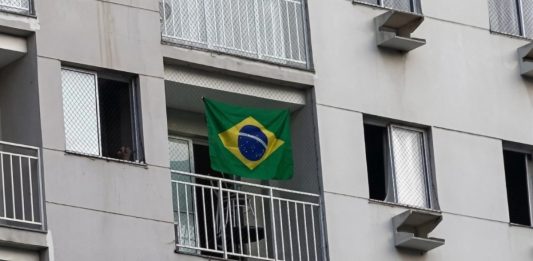 Uso da bandeira do Brasil em varandas de condomínios voltou a gerar debates com a aproximação da Copa do Mundo e das eleições.