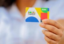 Pagamento extra do Bolsa Família volta a ser discutido; veja o que pode mudar para os beneficiários Beneficiária consulta informações sobre o Bolsa Família em aplicativo oficial do Governo Federal