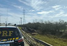 Motorista fica preso nas ferragens após caminhão tombar na BR-448, em Canoas; Polícia diz que ele dormiu no volante br-448 canoas