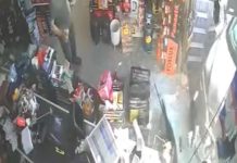 Carro invade ferragem em Canoas; Veja vídeo carro canoas