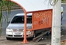 carro parada de ônibus canoas