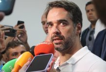 “Fiz isso por responsabilidade”, afirma Eduardo Leite ao vetar lei que acaba com taxa de licenciamento de veículos no RS Eduardo Leite veta taxa de licenciamento de veículos RS