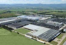 Segunda maior montadora do Brasil estuda fechar quatro fábricas e cortar até 100 mil empregos; veja o que muda no país Fábrica da Volkswagen durante processo de produção de veículos