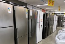 Casal compra geladeira, mas ela para de funcionar na primeira semana; a loja manda procurar a assistência e o problema continua por mais de 40 dias geladeira com defeito