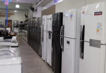 Casal compra geladeira em 18 parcelas, mas aparelho para de funcionar na primeira semana; Loja manda procurar a assistência e espera passa de 40 dias geladeira defeito