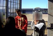 Vídeo mostra líder de facção fugindo pela porta da frente de presídio no Rio Grande do Sul líder de facção