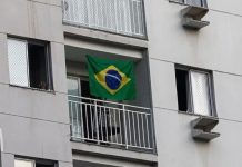 Família processa condomínio após multa por bandeira do Brasil na varanda e pede indenização Bandeira do Brasil exibida na varanda de um apartamento em condomínio residencial